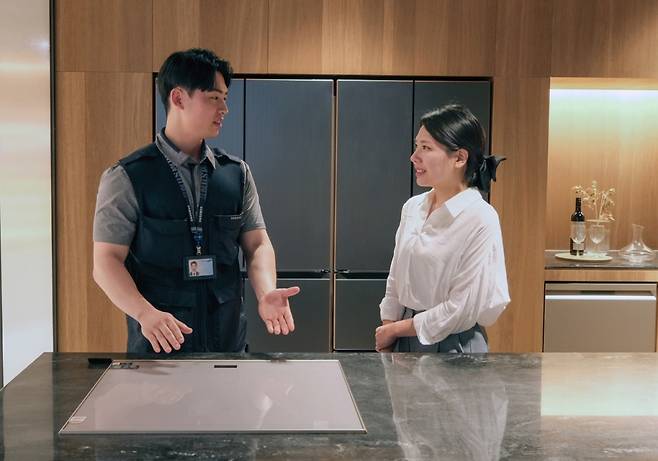 삼성전자서비스 엔지니어와 상담사가 고객에게 서비스를 제공하는 모습 /사진제공=삼성전자서비스