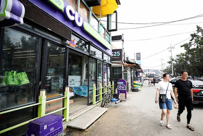 시민들이 편의점 CU 옆을 지나가고 있다. /사진=뉴시스