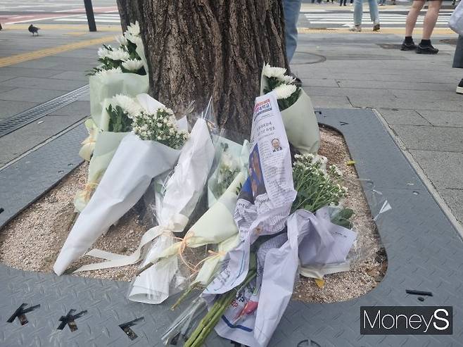 추모 공간 인근 횡단보도 앞 나무에도 국화꽃이 놓여졌다. /사진=최혜리 기자
