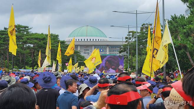 3일 오후 서울 여의도 국회의사당역 앞에서 전국 한우농가 한우산업 안정화 촉구 한우 반납 투쟁이 열리고 있다. 정호원 수습기자