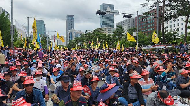 3일 오후 서울 여의도 국회의사당역 앞에서 열린 전국 한우농가 한우산업 안정화 촉구 한우 반납 투쟁에 1만 2천여명의 농민들이 모였다. 정호원 수습기자