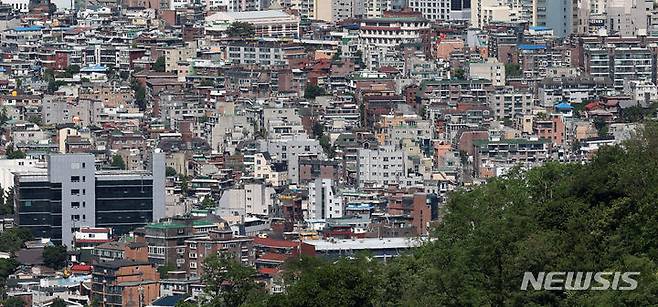 [서울=뉴시스] 홍효식 기자 = 서울 중구 남산에서 바라본 빌라 밀집 지역 모습. 2024.05.28. yesphoto@newsis.com