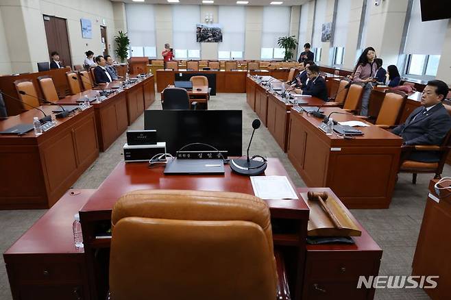 [서울=뉴시스] 조성우 기자 = 3일 오전 서울 여의도 국회에서 열릴 예정이던 국방위원회 전체회의가 취소된 가운데 김병주 더불어민주당 의원을 비롯한 야당 의원들이 자리에 앉아 있다. 2024.07.03. xconfind@newsis.com