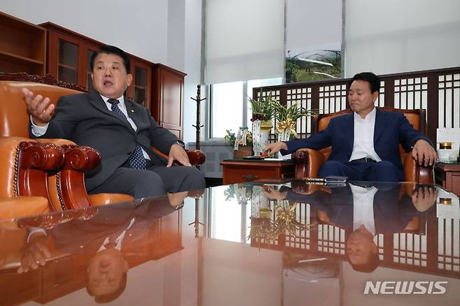 [서울=뉴시스] 조성우 기자 = 김병주 더불어민주당 의원이 3일 오전 서울 여의도 국회에서 열린 국방위원회 전체회의에 앞서 국방위원장실에서 성일종 국회 국방위원장과 면담하며 발언하고 있다. 2024.07.03. xconfind@newsis.com