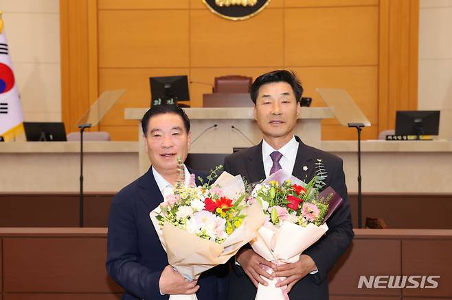 포항시의회 후반기 의장 김일만 의원(오른쪽), 부의장 이재진 의원