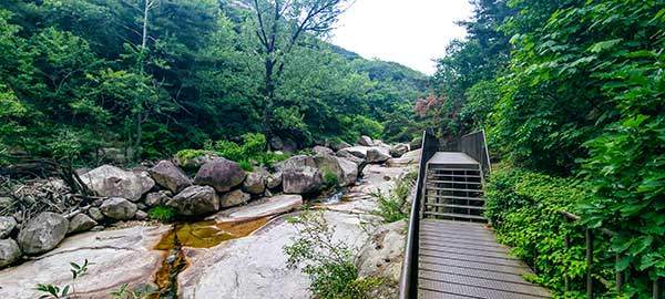 북한산성계곡을 따라 이어진 철난간 길. 입구에서 임도를 버리고 산길로 들어야 계곡을 곁에 두고 걸을 수 있다.