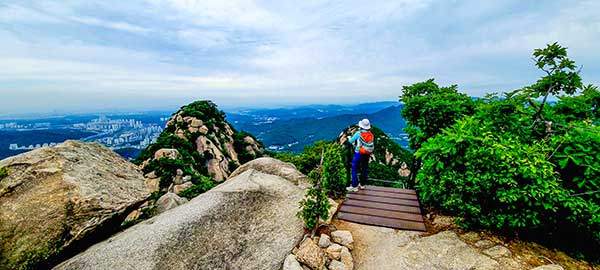 훤칠한 바위산줄기인 의상능선은 북한산성계곡과 산행을 연계하기에 좋다. 용혈봉에서 본 용출봉.