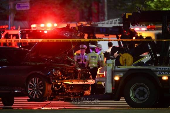 지난 1일 오후 9시 27분쯤 서울시청 인근 교차로에서 차량이 인도로 돌진해 9명이 숨지는 대형 교통사고가 발생했다. 경찰과 소방당국에 따르면 이 오후 9시27분께 서울 지하철 2호선 시청역 인근 교차로에서 제네시스 차량이 역주행해 BMW, 소나타 등 차량을 차례로 친 후 횡단보도에 있던 보행자들을 덮치는 사고가 발생했다. 2024.7.2 홍윤기 기자