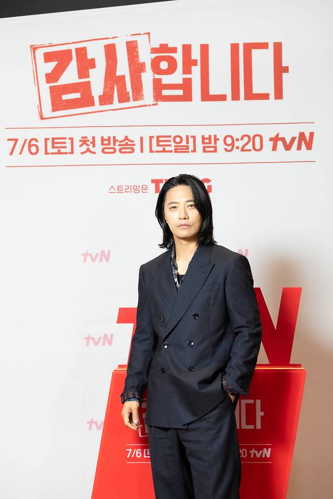 배우 진구가 3일 온라인 생중계 형식으로 열린 tvN 새 주말극 ‘감사합니다’의 제작발표회에 참석해 포즈를 취하고 있다. 사진 tvN