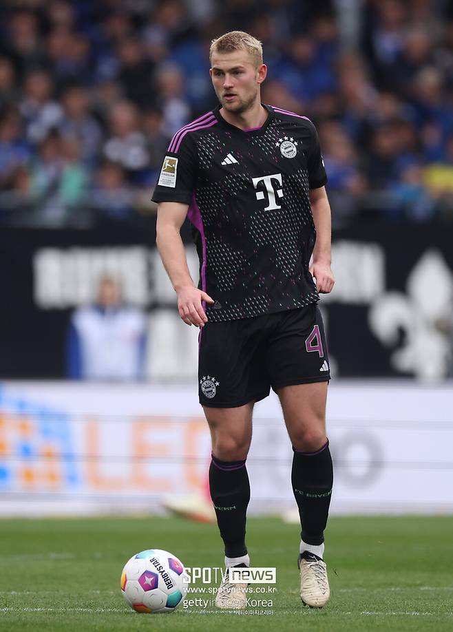 ▲ 마티아스 더리흐트가 맨체스터 유나이티드로 이적하는 계약이 가까워졌다. 더리흐트와 텐하흐 감독은 아약스 시절 함께한 인연이 있다. 아약스 유스 출신으로 2016년 아약스에 콜업된 더리흐트는 2017-18시즌 아약스 지휘봉을 잡은 텐하흐 감독을 만나게 됐다. 2018-19시즌 텐하흐 감독이 일으킨 UEFA 챔피언스리그 4강 돌풍엔 더리흐트가 핵심이었다. 이러한 활약으로 2019-20시즌을 앞두고 이적료 7500만 유로에 이탈리아 세리에A 유벤투스로 이적에 성공했다.