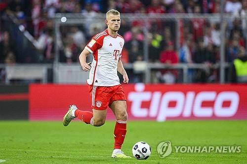 독일 스포르트1 소속 크리스토퍼 미첼 기자에 의하면 바이에른 뮌헨 수비수 마테이스 더리흐트는 이번 여름 스승인 에릭 텐 하흐 감독이 있는 맨체스터 유나이티드로 이적하기 위해 고액 연봉도 삭감할 의향이 있다. 네덜란드 센터백 더리흐트는 이번 여름 뮌헨의 이적 허용 대상에 이름을 올리면서 맨유 이적 가능성이 높은 선수이다. 뮌헨에서 연봉으로 224억원을 수령 중인 더리흐트는 맨유 이적을 위해서라도 연봉 45억을 삭감도 받아들일 생각인 것으로 알려졌다. 연합뉴스