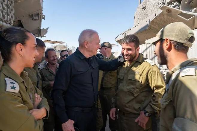 가자지구 분리장벽 인근 부대를 방문한 요아브 갈란트 이스라엘 국방부 장관. [이스라엘 국방부 제공. 재판매 및 DB 금지]