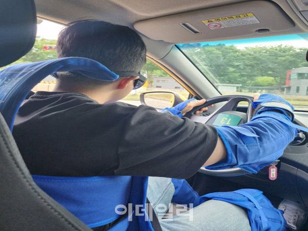 서울 마포구 도로교통공단 서부운전면허시험장에서 본지 기자가 80세 노인 체험 기구를 착용하고 운전하고 있다. (사진=황병서 기자)