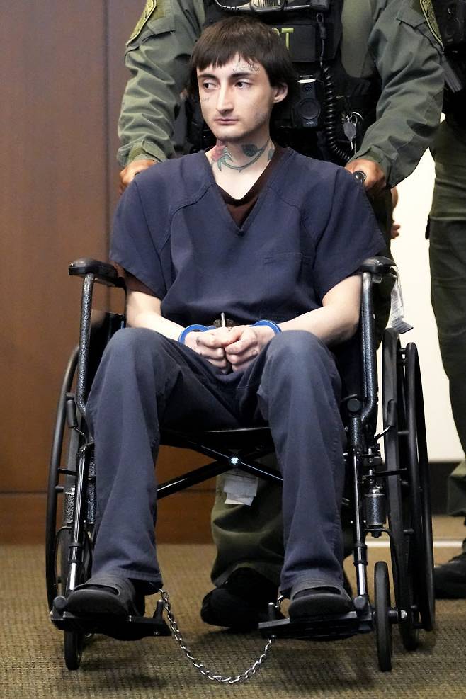 지난달 26일 법정에 휠체어를 타고 나타난 로버트 E 크리모 3세. (사진=AP Photo/Nam Y. Huh, Pool)