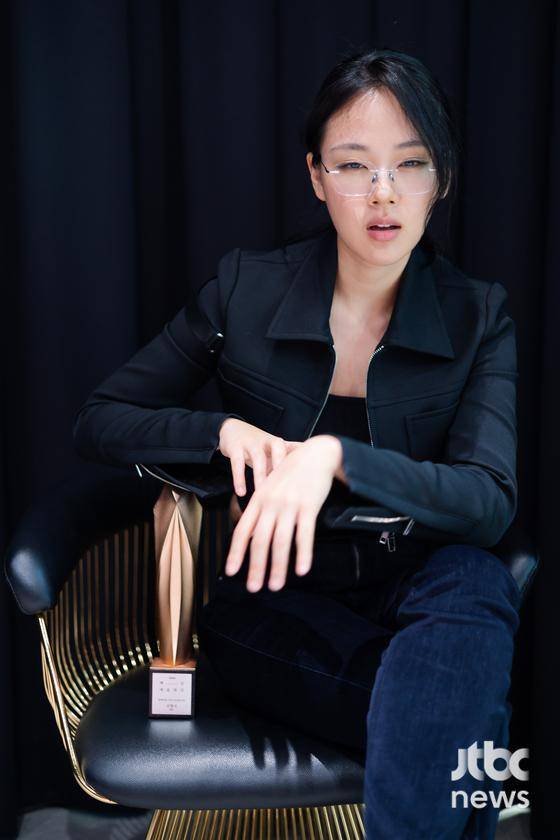 '제60회 백상예술대상'에서 영화 부문 여자 신인 연기상을 수상한 배우 김형서가 서울 마포구 상암동 JTBC에서 수상 인터뷰를 갖고 포즈를 취하고 있다. 박세완 엔터뉴스팀 기자 park.sewan@jtbc.co.kr (콘텐트비즈니스본부)