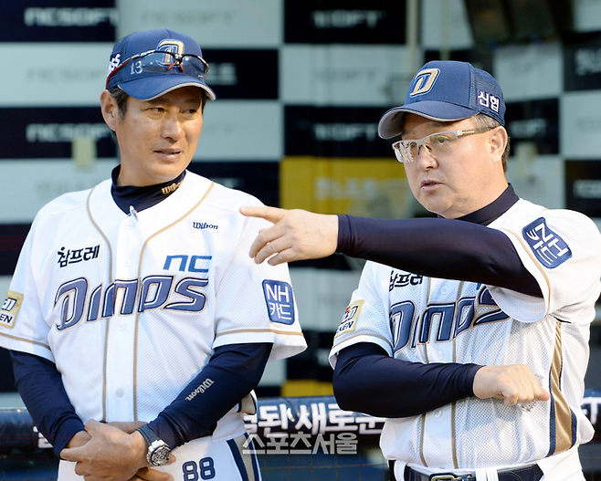NC 시절 양승관(왼쪽) 코치와 김경문 감독. 사진 | 스포츠서울 DB