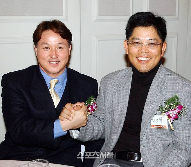 2003년 각각 두산과 롯데 지휘봉을 잡은 ‘젊은 시절’의 김경문(왼쪽) 양상문이 21년이 지난 올해 한화에서 감독-코치로 인연을 맺는다. 사진 | 스포츠서울 DB