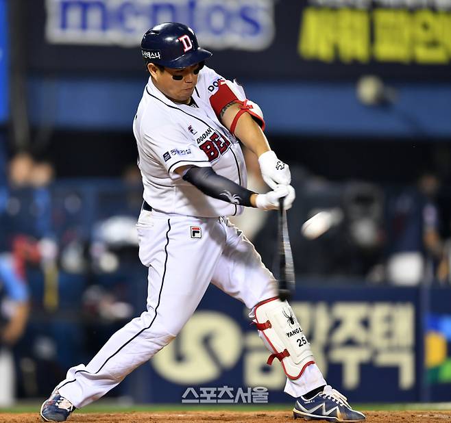 두산 양의지가 3일 잠실구장에서 열린 2024 KBO리그 롯데전에서 8회말 우월 만루포를 때리고 있다. 사진 | 스포츠서울DB