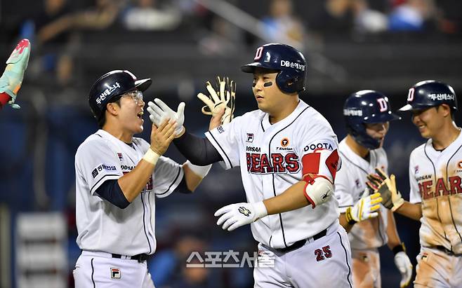 두산 양의지(가운데)가 3일 잠실구장에서 열린 2024 KBO리그 롯데전에서 8회말 우월 만루포를 터뜨린 후 홈에 들어오고 있다. 사진 | 스포츠서울DB