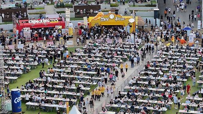 3일 오후 대구 달서구 두류공원에서 열린 '2024 대구치맥페스티벌'에서 시민들이 치킨과 맥주를 즐기고 있다. [이미지출처=연합뉴스]