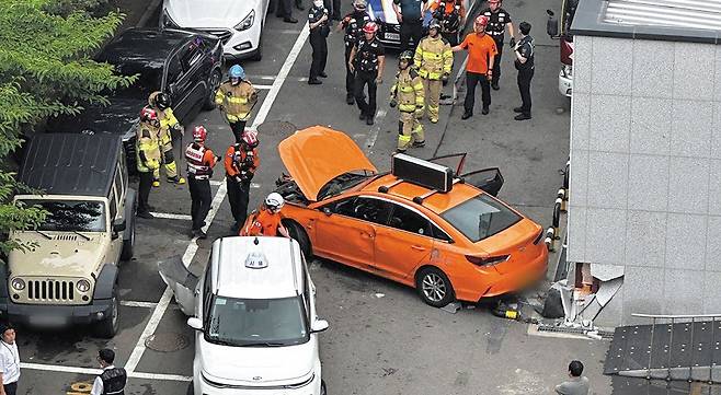 3일 서울 중구 국립중앙의료원 응급실 앞쪽으로 택시가 돌진해 지나가던 시민 3명이 다쳤다. 60대 택시 기사는 "급발진 때문에 사고가 났다"고 주장한 것으로 알려졌다. /독자 제공