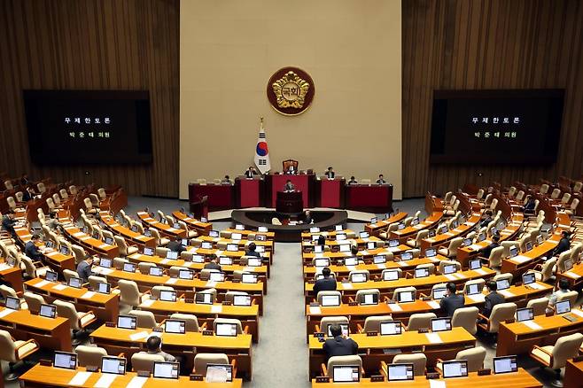 박준태 국민의힘 의원이 4일 오전 서울 여의도 국회에서 열린 제415회 국회(임시회) 제5차 본회의에서 ‘채해병 특검법’ 관련 필리버스터(무제한 토론)를 하고 있다. 여야 의원들의 빈자리가 눈에 띄고 있다. 2024.07.04. 뉴시스