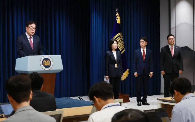 정진석 대통령 비서실장이 4일 오전 서울 용산 대통령실 청사 브리핑실에서 인사브리핑을 하고 있다. 연합뉴스