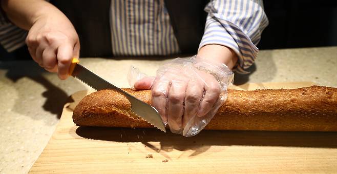 ‘르와르 베이커리’에서 파는 ‘쌀 바게트’. 박미향 기자