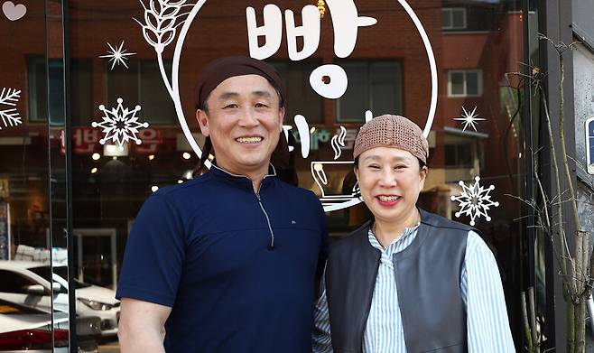 ‘르와르 베이커리’를 운영하는 송문종(사진 왼쪽)씨와 그의 아내 노은아씨. 박미향 기자