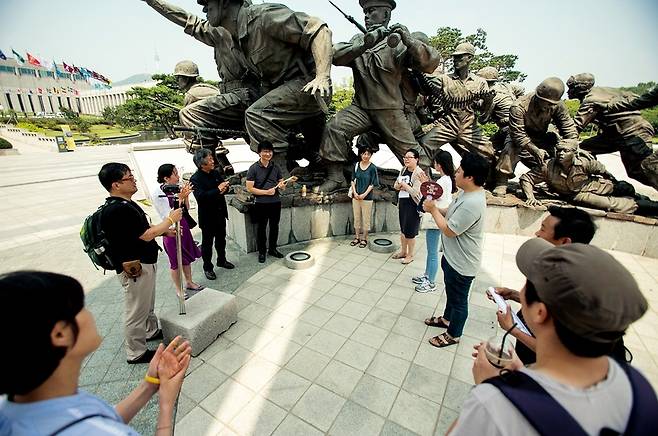 2016년 6월18일 ‘전쟁기념관에서 평화를 말하다’ 첫 프로그램에 참여한 시민들이 용산구 전쟁기념관 광장에서 프로그램에 대한 설명을 듣고 있다. 열린군대를위한시민연대 제공