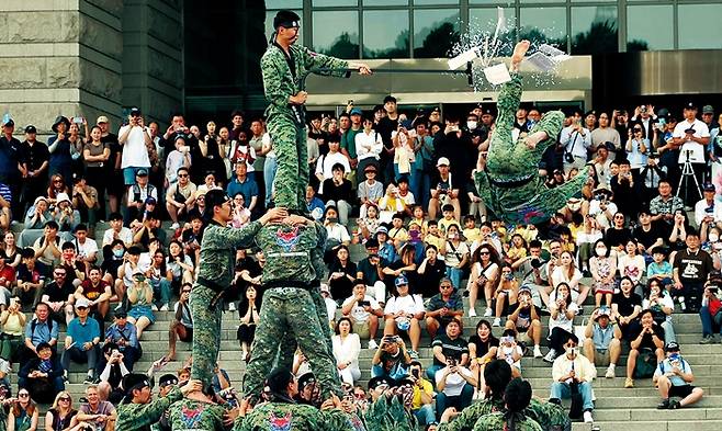 한국전쟁 74주년인 지난달 25일 오후 용산구 전쟁기념관에서 육군 2군단 소속 병사들이 이곳을 찾은 시민들에게 태권도 시범을 보여주고 있다. 윤운식 선임기자