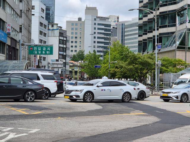 3일 오전 서울 중구 소공동 웨스틴조선호텔 앞 도로에서 바라본 시청역 사거리 방면 전경. 진입금지를 알리는 표지판이 설치돼 있다. 김재현 기자