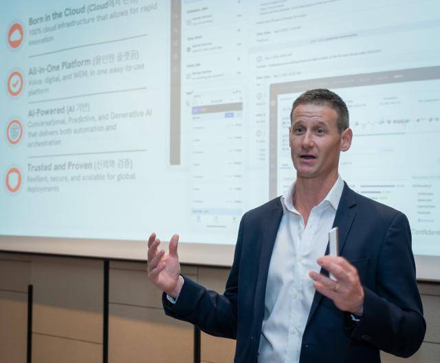 필 타운센드 제네시스(Genesys) 혁신 전략 디렉터가 4일 서울 여의도 페어몬트 앰배서더 호텔에서 열린 'CX 이노베이트 2024'에 앞서 기자간담회에서 브리핑하고 있다. 제네시스 제공