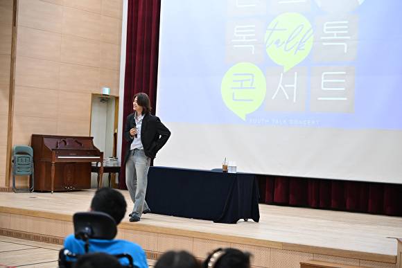 가수겸 시인 이솔로몬이 특강을 펼치고 있다. [사진=대구시교육청]