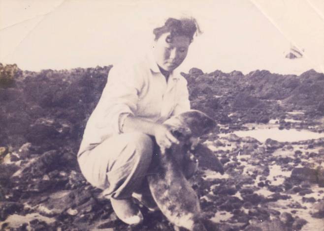 1950년대 말 독도에서 제주시 한림읍 협재리 출신 김공자 해녀가 강치를 안고 있는 모습 (사진 = 경상북도)