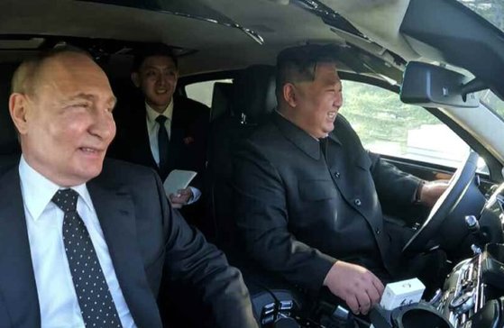 김정은 국무위원장이 지난 달 19일 평양에서 열린 북·러 정상회담 일정 중 블라디미르 푸틴 러시아 대통령이 선물한 차량을 운전하고 있다. [뉴스1]