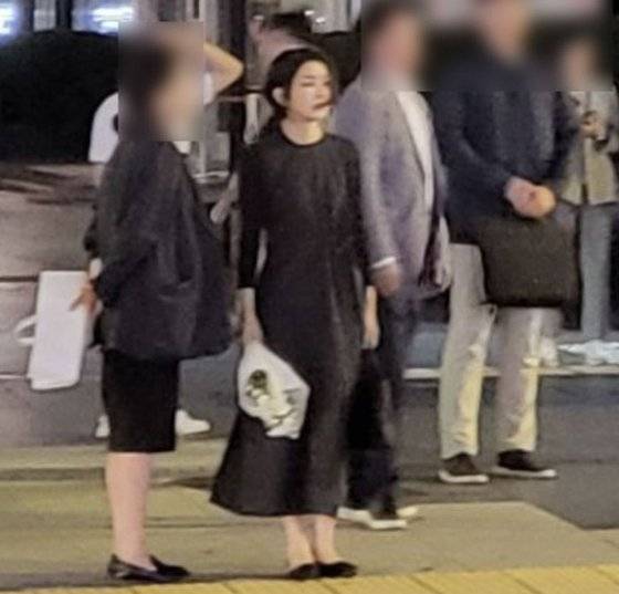 서울 시청역 인근 역주행 사고 현장 찾은 김건희 여사. 사진 온라인 커뮤니티 캡처