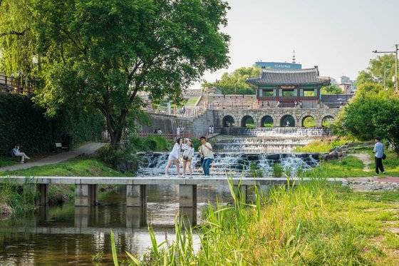 화홍문 밑을 관통해 흐르는 수원천도 '선재 업고 튀어'에 등장한 뒤 방문객이 크게 늘었다. 극중에서는 선재가 솔에게 고백하는 장면을 담았던 장소다. 백종현 기자