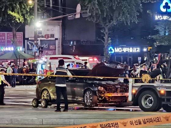 지난 1일 오후 9시 27 경 서울 시청역 인근 교차로에서 차량이 인도로 돌진하는 교통사고가 발생했다. 운전자는 차량이 급발진했다고 주장했다. 이희권 기자