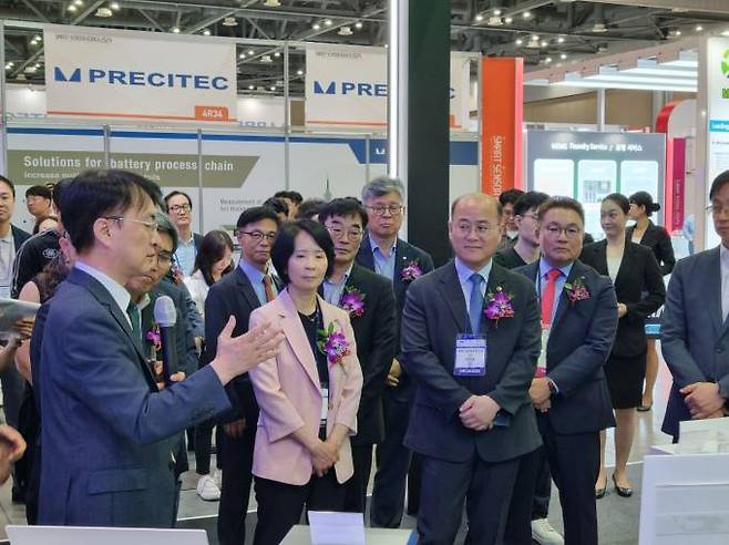 최수진 국민의힘 의원(사진 중앙에서 왼쪽)과 이창윤 과학기술정보통신부 1차관(오른쪽)이 지난 3일 ‘나노코리아 2024’ 나노융합R&D성과홍보관에서 설명을 듣고 있다. 사진=김재민 기자&nbsp;