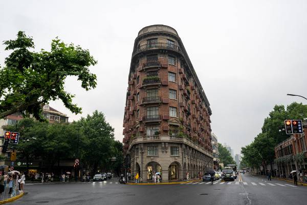 '상하이 속 작은 유럽'인 프랑스 조계지 우캉루의 핫 플레이스 우캉맨션. 1924년 철근콘크리트 구조인 범선 모양의 8층 복도식 아파트다.