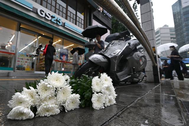 2일 역주행 차량이 인도를 덮쳐 13명의 사상자가 난 시청역 인근 인도에 사고로 파손된 오토바이와 희생자를 위한 국화가 놓여 있다. 최현규 기자