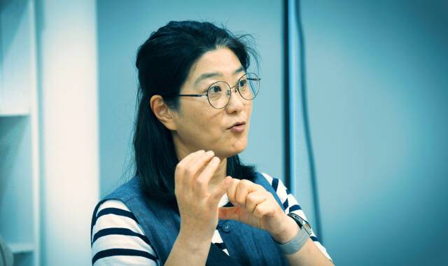 경기도내 초등학교와 유치원 탄성포장재 놀이터 바닥재에서 1급 발암물질과 다량의 유해 물질이 검출됨에 따라 해당 소재 사용에 대한 보다 강화된 기준 마련의 목소리가 나온다. 지난 2일 본보와 인터뷰를 진행한 발암물질없는사회만들기 국민행동 박수미 사무국장.