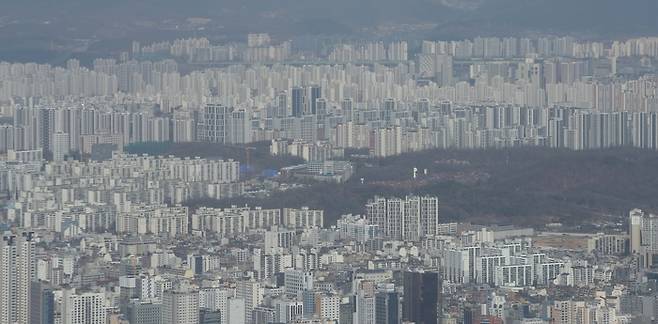 롯데월드 서울스카이에서 바라본 강동구 일대 아파트. [한주형 기자]