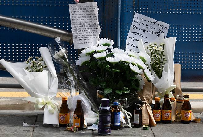 지난 3일 서울 중구 서울시청 인근 역주행 교통사고 추모공간에 희생자를 기리는 국화가 놓여 있다./사진=뉴스1