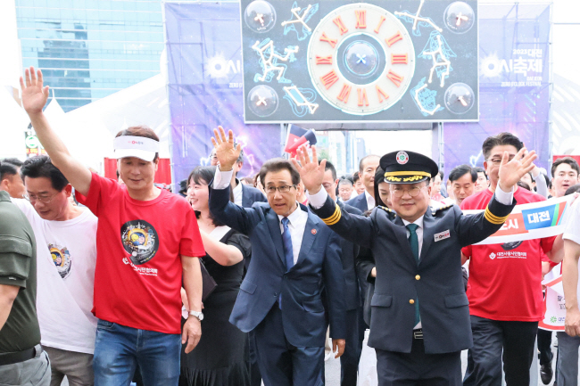 지난해 8월 처음 열린 ‘대전 0시 축제’에서 이장우(맨 앞) 대전시장이 철도원 복장으로 인사하고 있다.  대전시청 제공