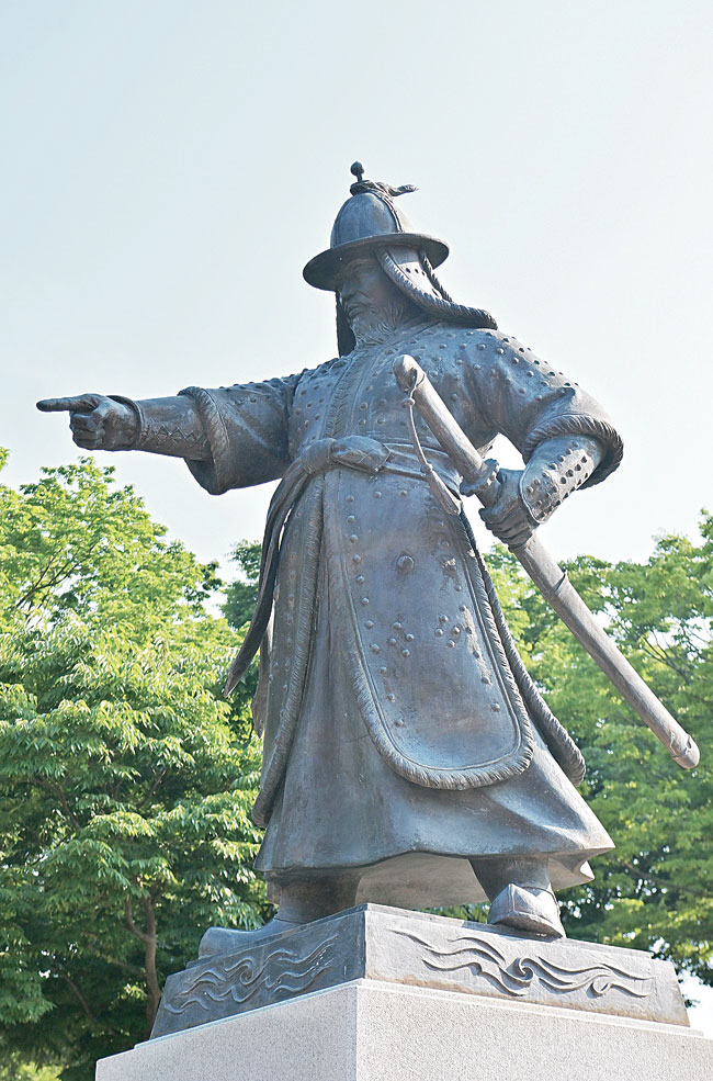 진주성 안에 세워진 김시민 장군 동상.