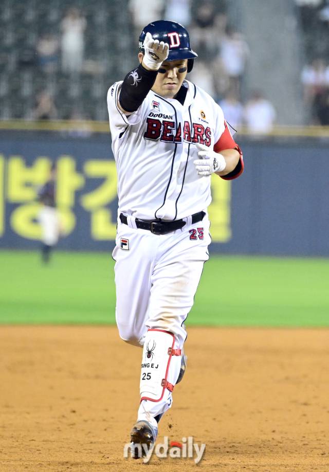 2024년 7월 3일 서울 잠실야구장에서 '2024 신한 SOL Bank KBO리그' 롯데 자이언츠와 두산 베어스의 경기가 열렸다. 두산 양의지가 8회말 무사 만루서 만루홈런을 친 뒤 기뻐하고 있다./잠실 = 유진형 기자 zolong@mydaily.co.kr