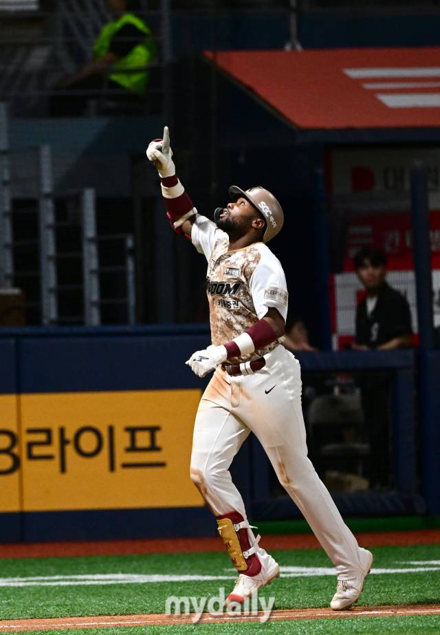 2024년 6월 26일 서울 고척스카이돔에서 '2024 신한 SOL Bank KBO리그' NC 다이노스와 키움 히어로즈의 경기가 열렸다. 키움 도슨이 7회말 2사 3루서 2점 홈런을 친 뒤 기뻐하고 있다./마이데일리