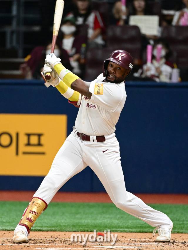 2024년 7월 2일 서울 고척스카이돔에서 '2024 신한 SOL Bank KBO리그' LG 트윈스와 키움 히어로즈의 경기가 열렸다. 키움 도슨이 2회말 2사 만루서 파울 타구가 더그아웃 쪽으로 날아가자 놀라고 있다./마이데이리